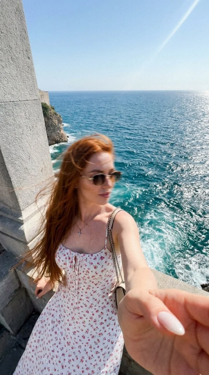 🚢 Фото у моря Генерируем женское селфи в платье у моря по этому промпту: Do not change the