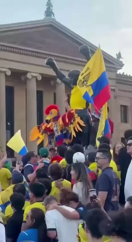 Болельщики сборной Эквадора надели на статую Рокки в Филадельфии форму своей команды, не зная о