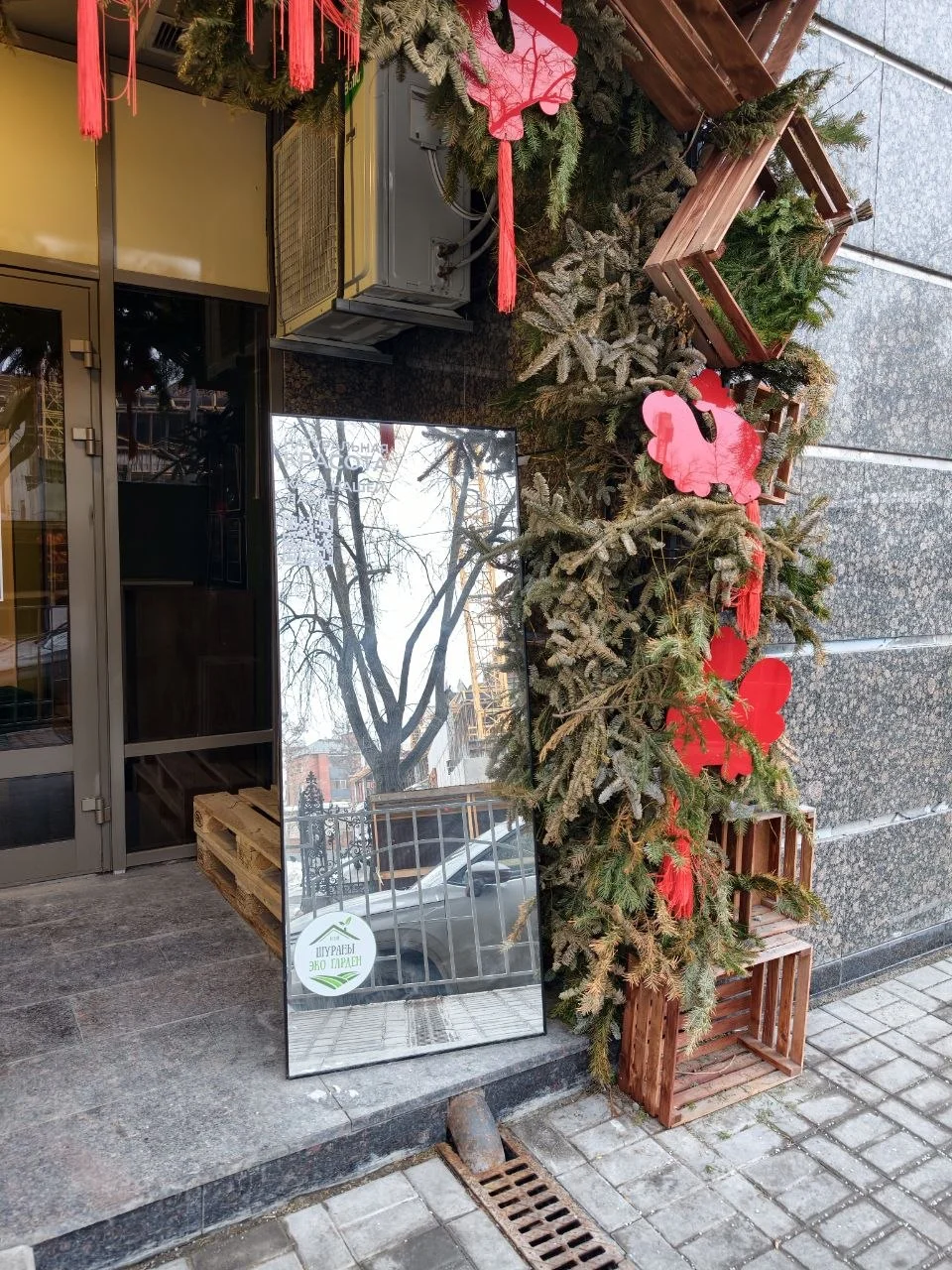 Зеркала на улице Муштари в Казани