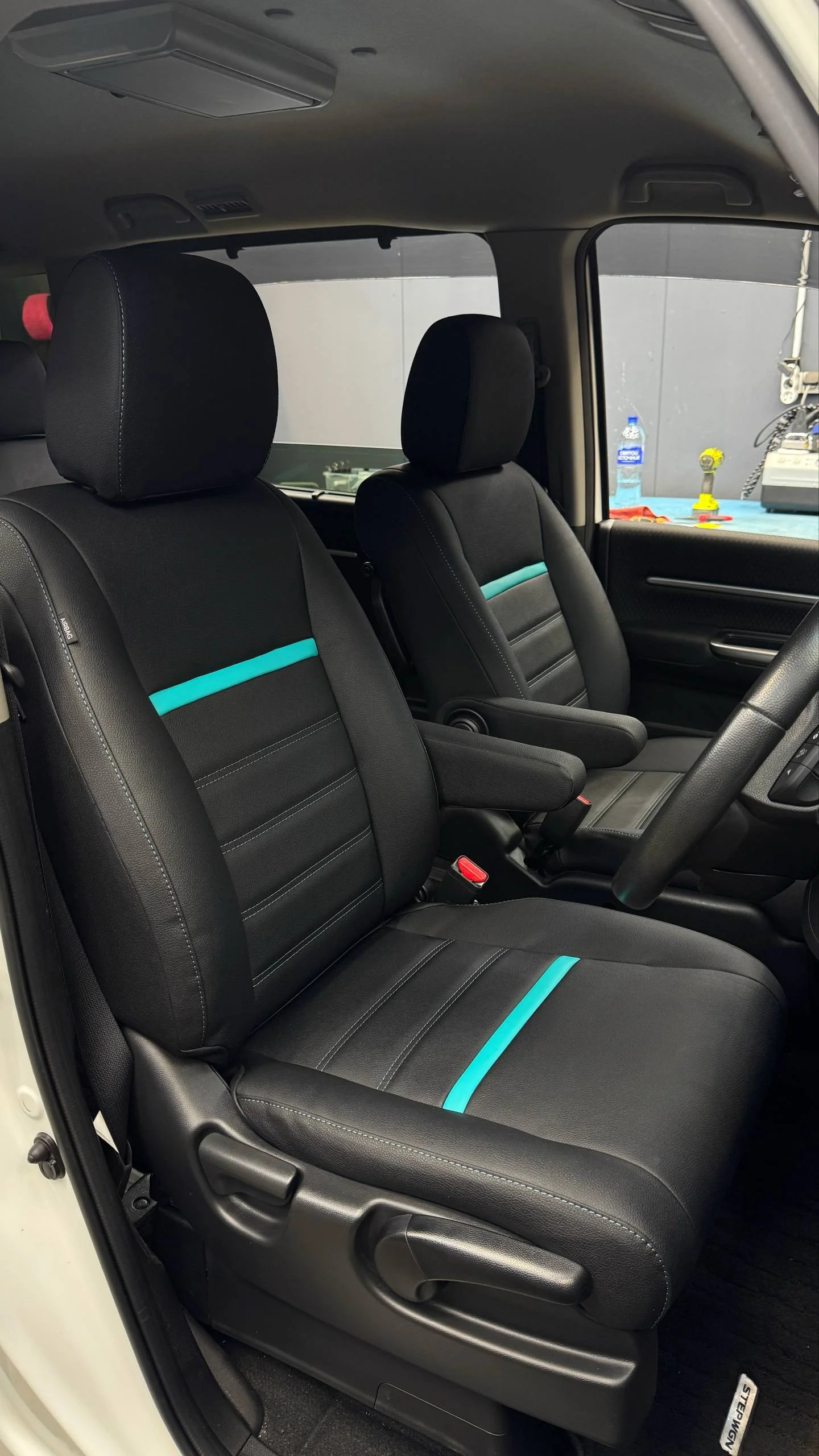 Honda Stepwgn 5 Пошит и установлен комплект в категории Gold в черном цвете