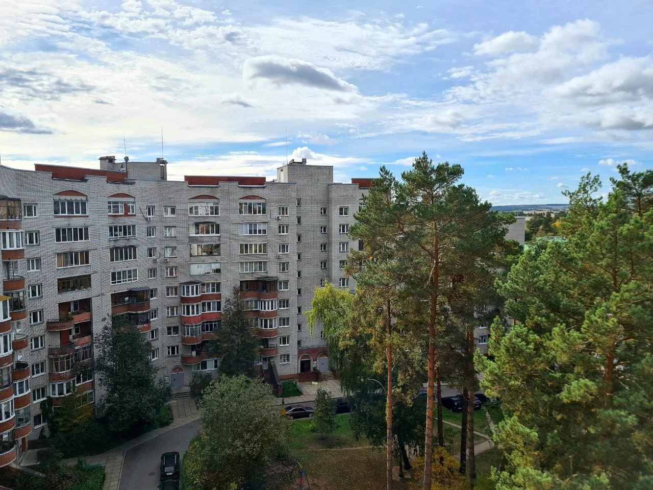 А вот такие виды открываются с двух лоджий в новой квартире