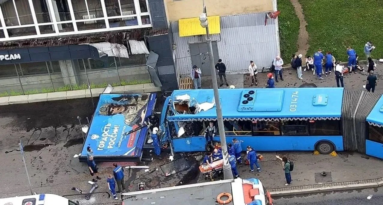 Почти два десятка человек пострадали в столкновении Газели и автобуса Е70 на Нижегородской улице