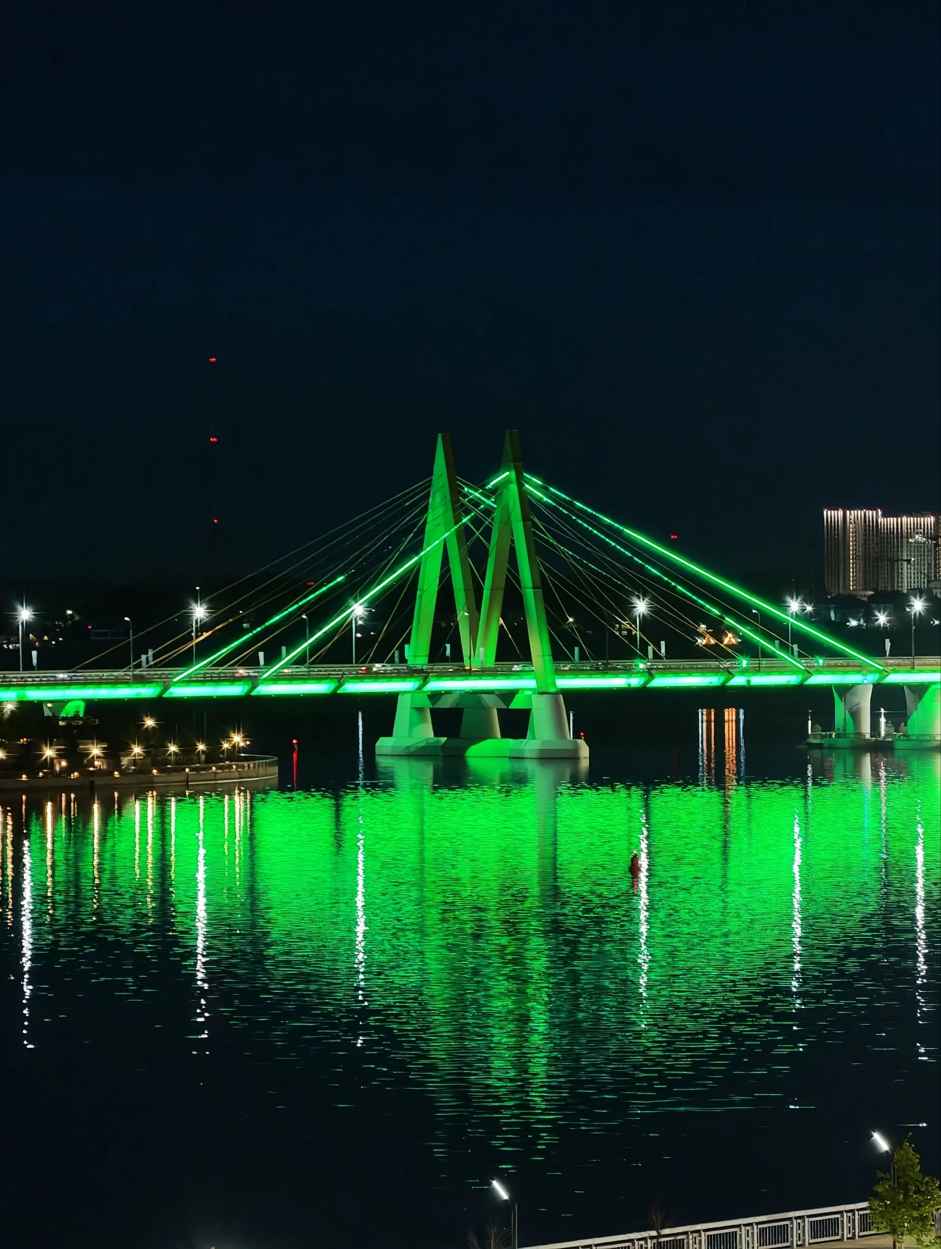 Необычное свечение моста Миллениум сегодня