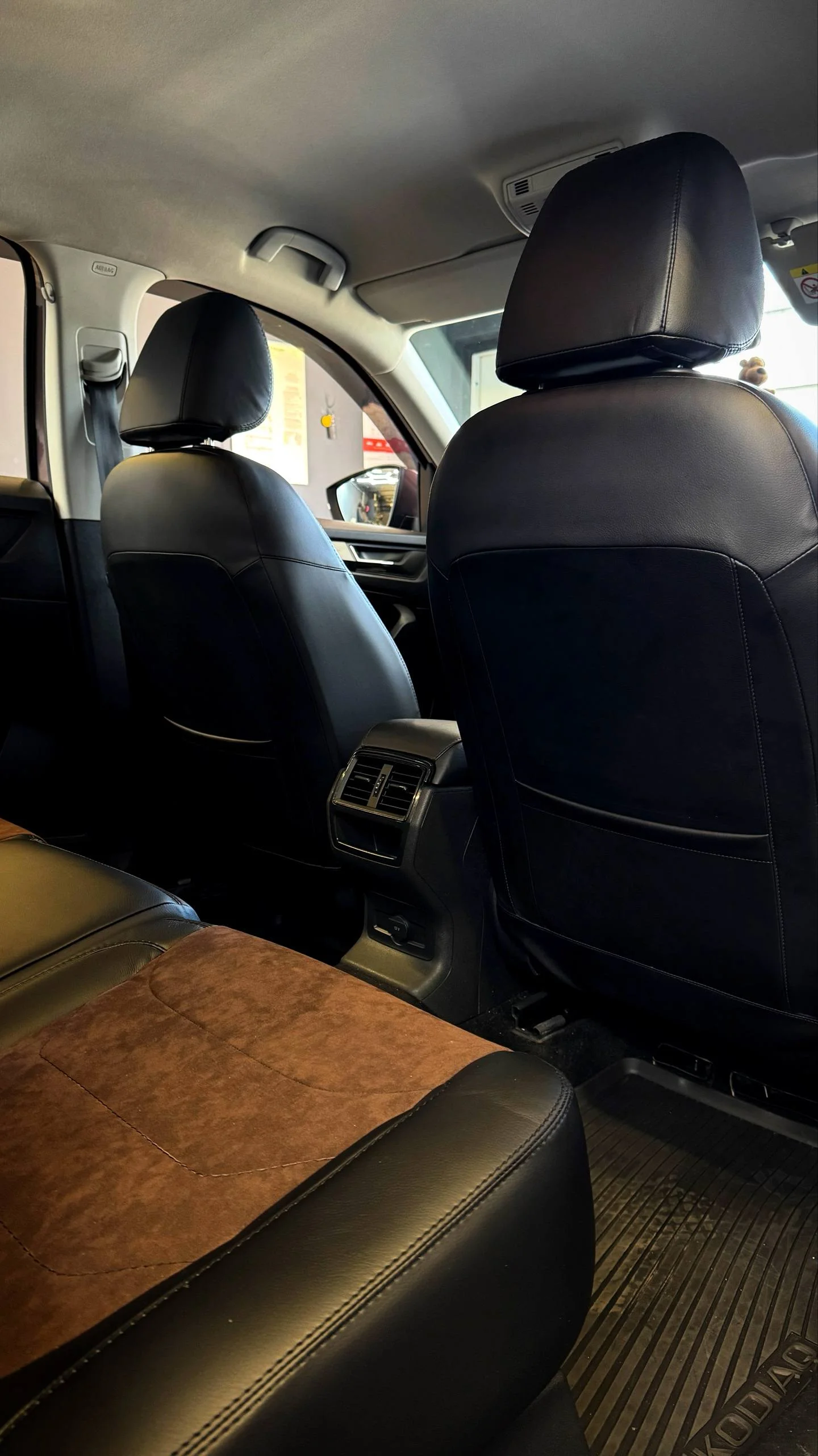 VW Kodiaq Пошит и установлен комплект каркасных чехлов в категории Base+ в черном свете с