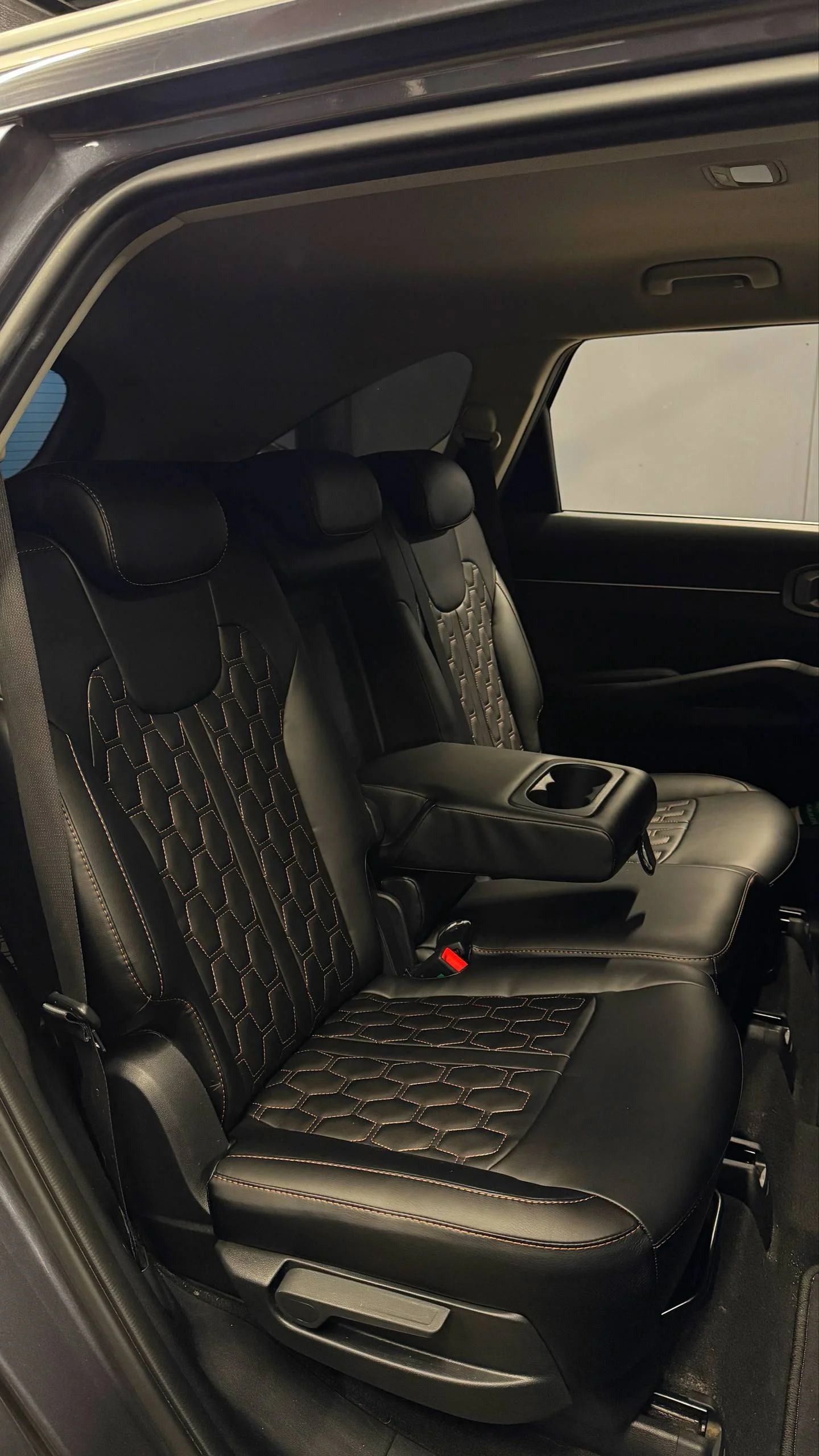 Kia Sorento 4  Пошит и установлен комплект в категории Base+ в черном цвете с контрастной рыжей