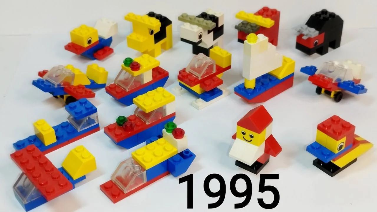 Недавно моя мама притащила для дочек набор деталек LEGO россыпью, смешали их с обычным LEGO и