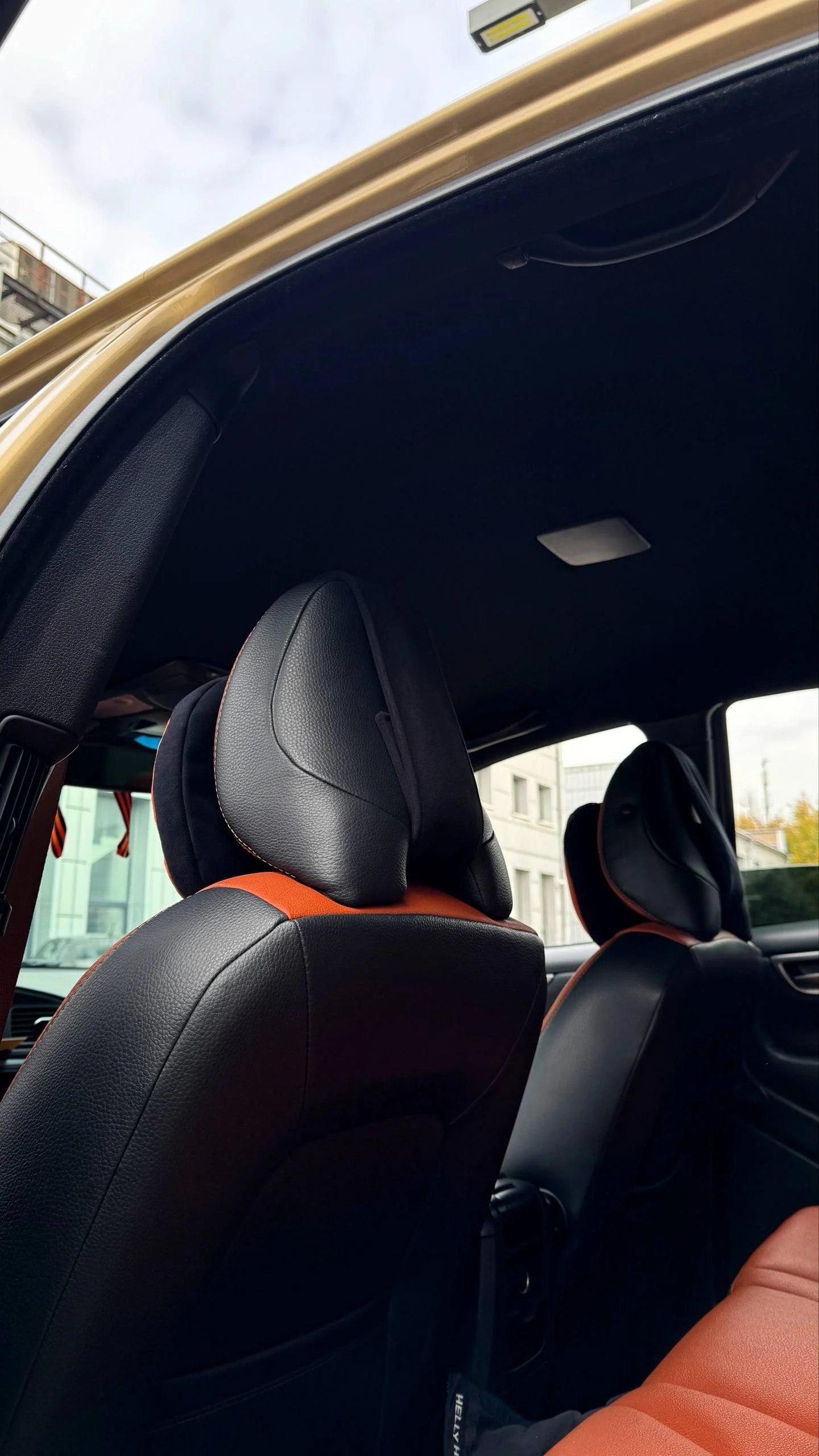 И так… снова наша золотая Volvo S60 с ярким оранжевым салоном!