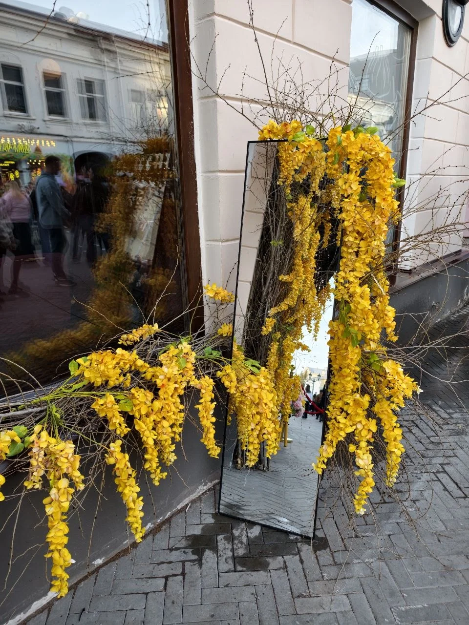 Весна в Казани начала приходить в виде декораций у заведений 🌼