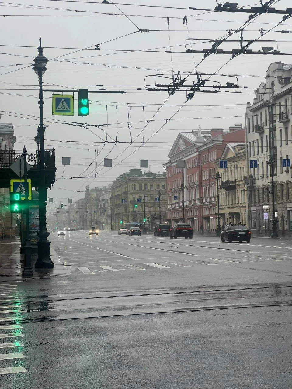 Выходные прошли. Это Питер на картинке (не моя фотка), но буквально сейчас так и есть. Фотография