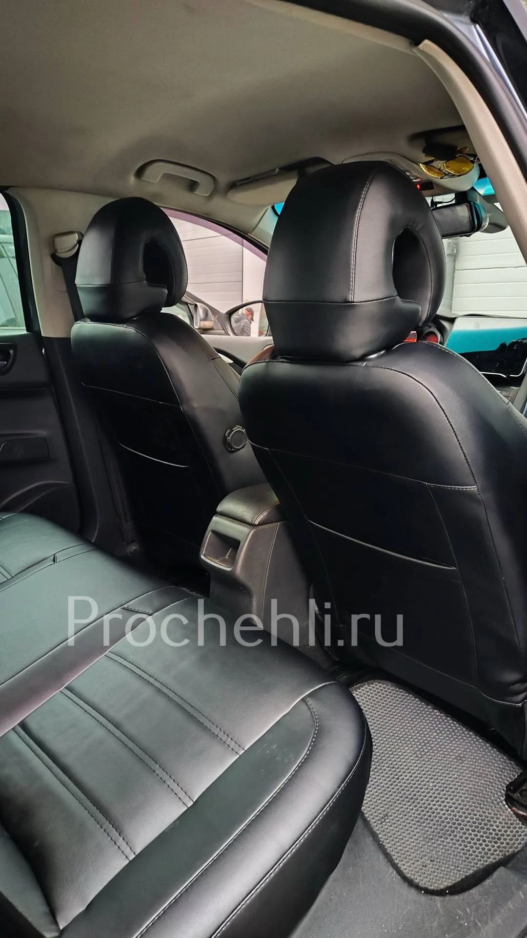 Citroen C4  Пошит и установлен комплект в категории Base+ в классическом черном цвете с черной