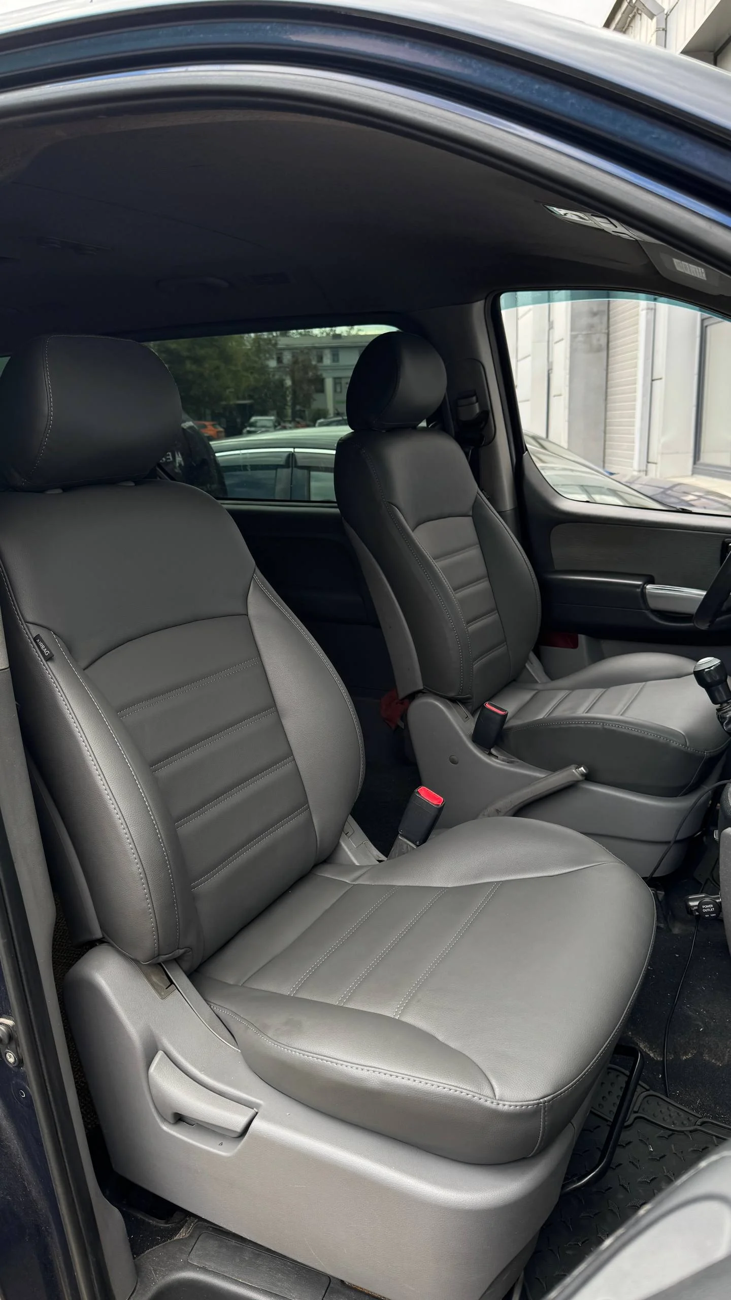 Hyundai H1 Пошит и установлен комплект каркасных чехлов на сидения переднего ряда в категории