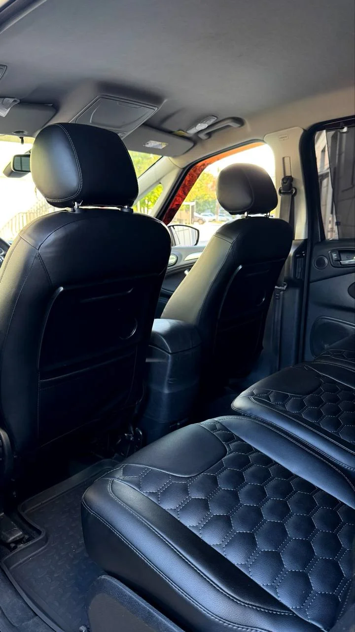 Ford S Max Пошит и установлен комплект каркасных чехлов в категории Silver в черном цвете с