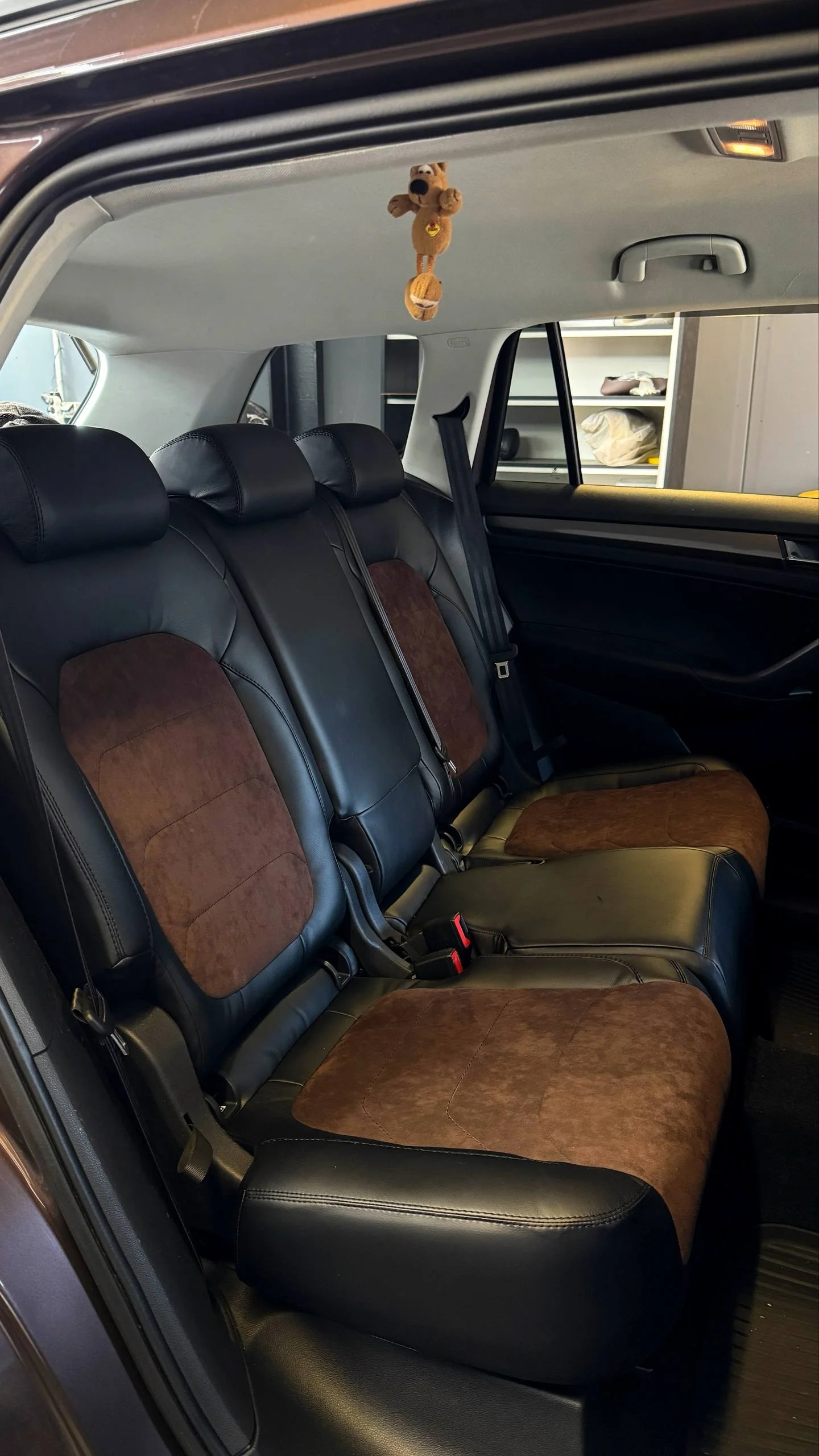 VW Kodiaq Пошит и установлен комплект каркасных чехлов в категории Base+ в черном свете с