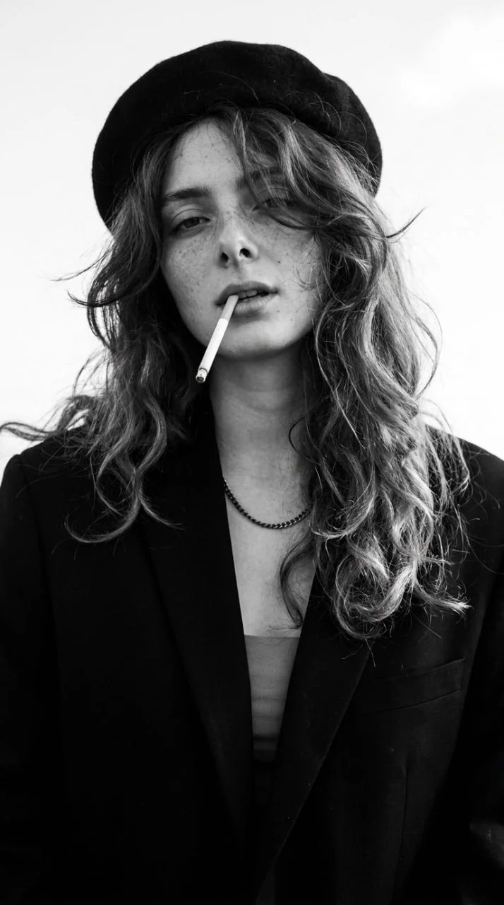 🚬 Чёрно-белое женское фото с сигаретой