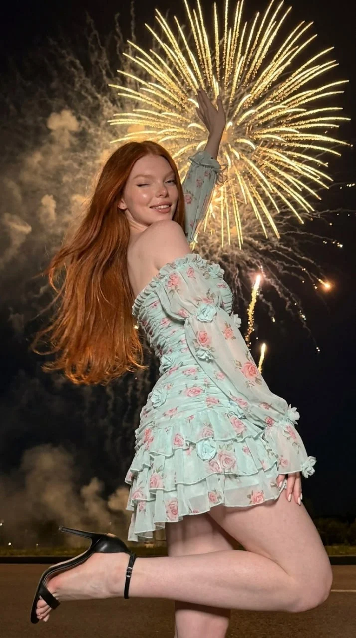 🎆 На фоне салюта