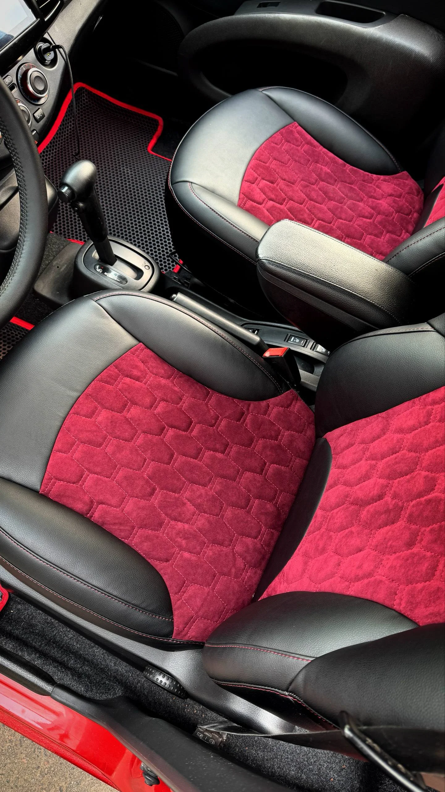 Nissan Micra Пошит и установлен комплект в категории Base+ с усилением переднего ряда, в