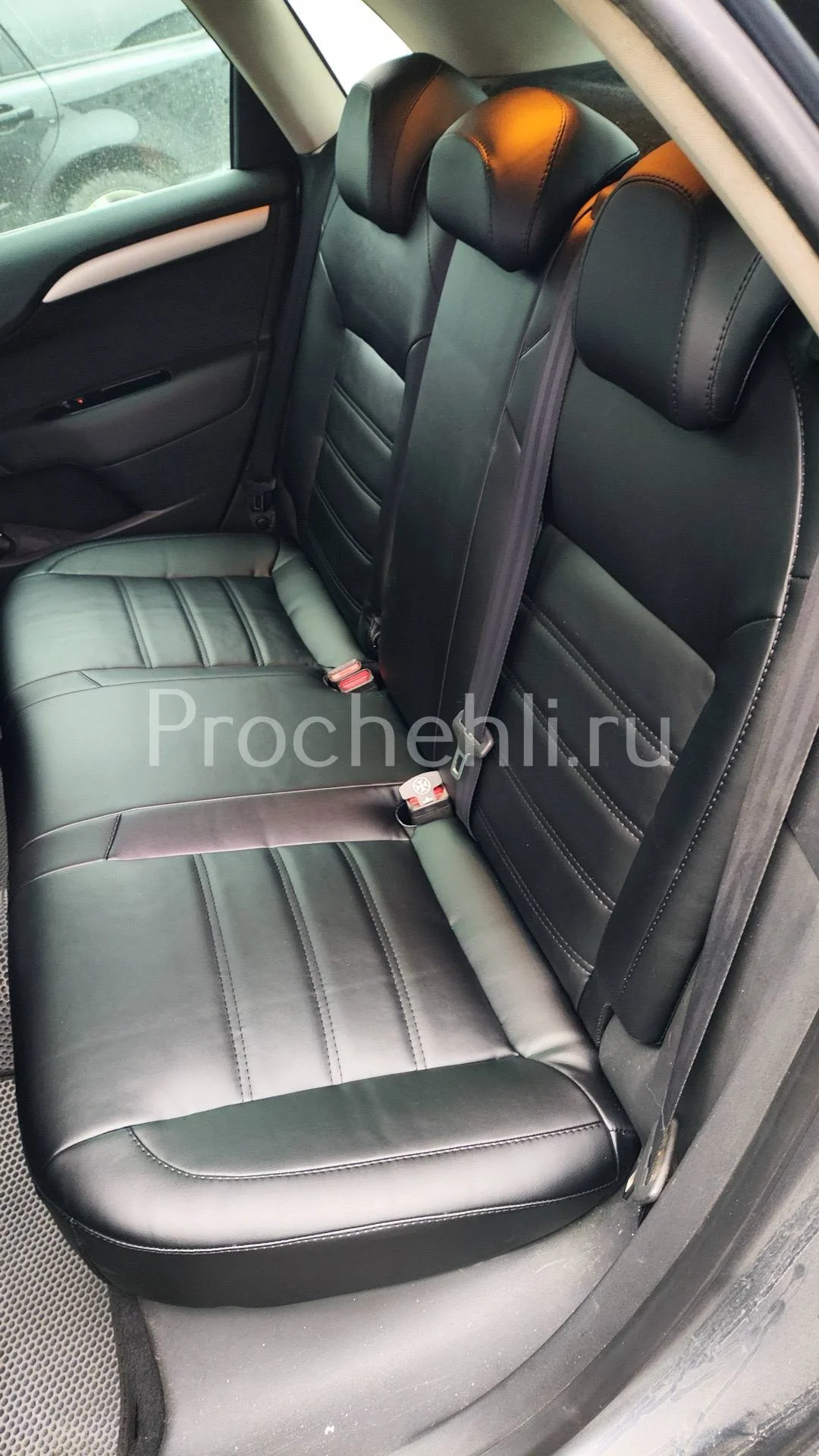 Citroen C4  Пошит и установлен комплект в категории Base+ в классическом черном цвете с черной