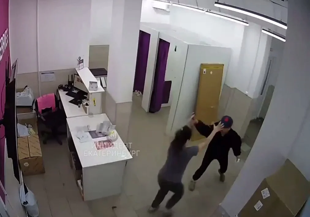 В Екатеринбурге разыскивают посетительницу после хищения из ПВЗ Wildberries