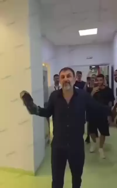 Очень радостный президент Динамо Сити из албанской Тираны залетел в раздевалку команды с пакетом