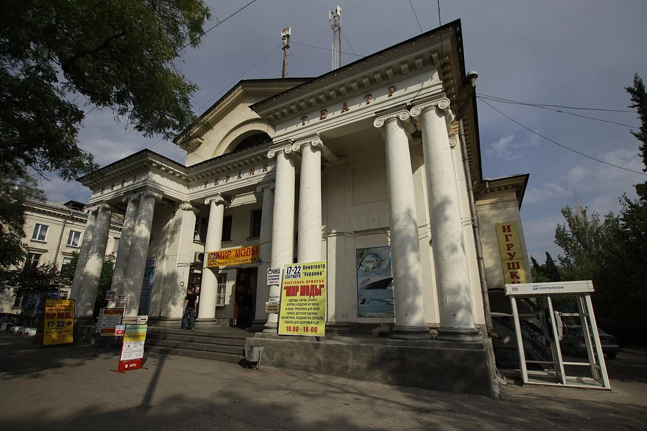 В Севастополе кинотеатр Украина переименовали в Центральный