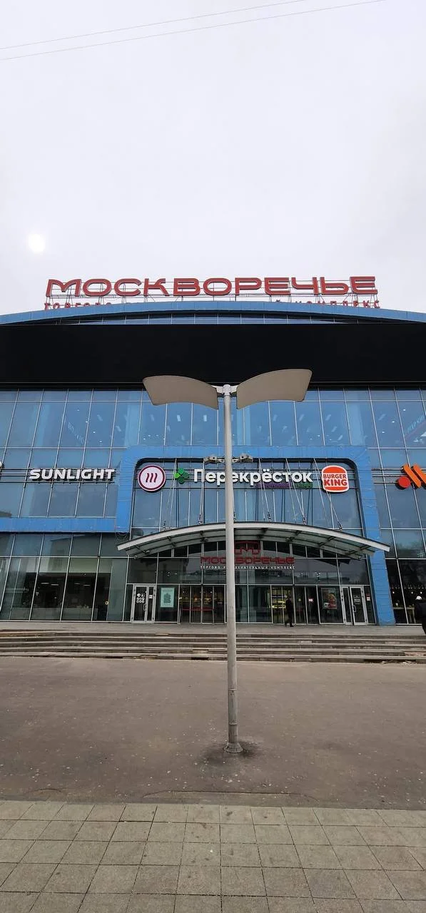 Пустота. ТРЦ, Москва. Я видел ролик, когда ребята купили такой заброшенный ТРЦ и сделали в нем