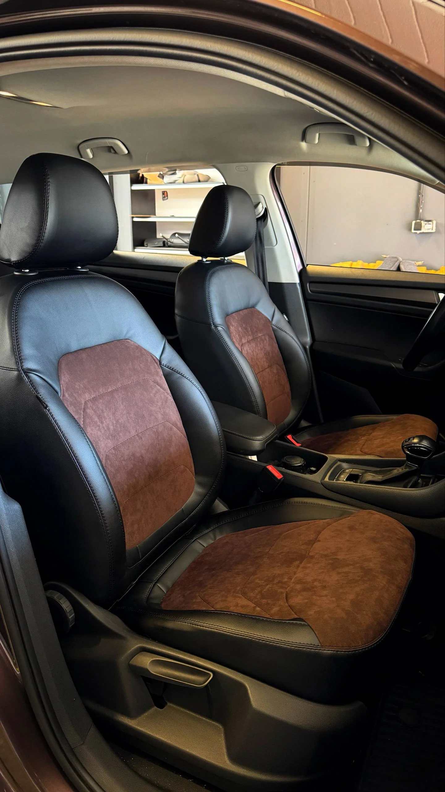VW Kodiaq Пошит и установлен комплект каркасных чехлов в категории Base+ в черном свете с