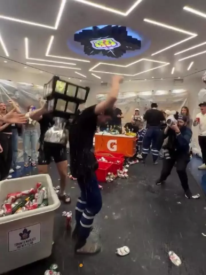 🇷🇺 Российский вратарь Торонто Марлиз Артур Ахтямов уронил 🏆 Кубок Колдера в мусорный бак с
