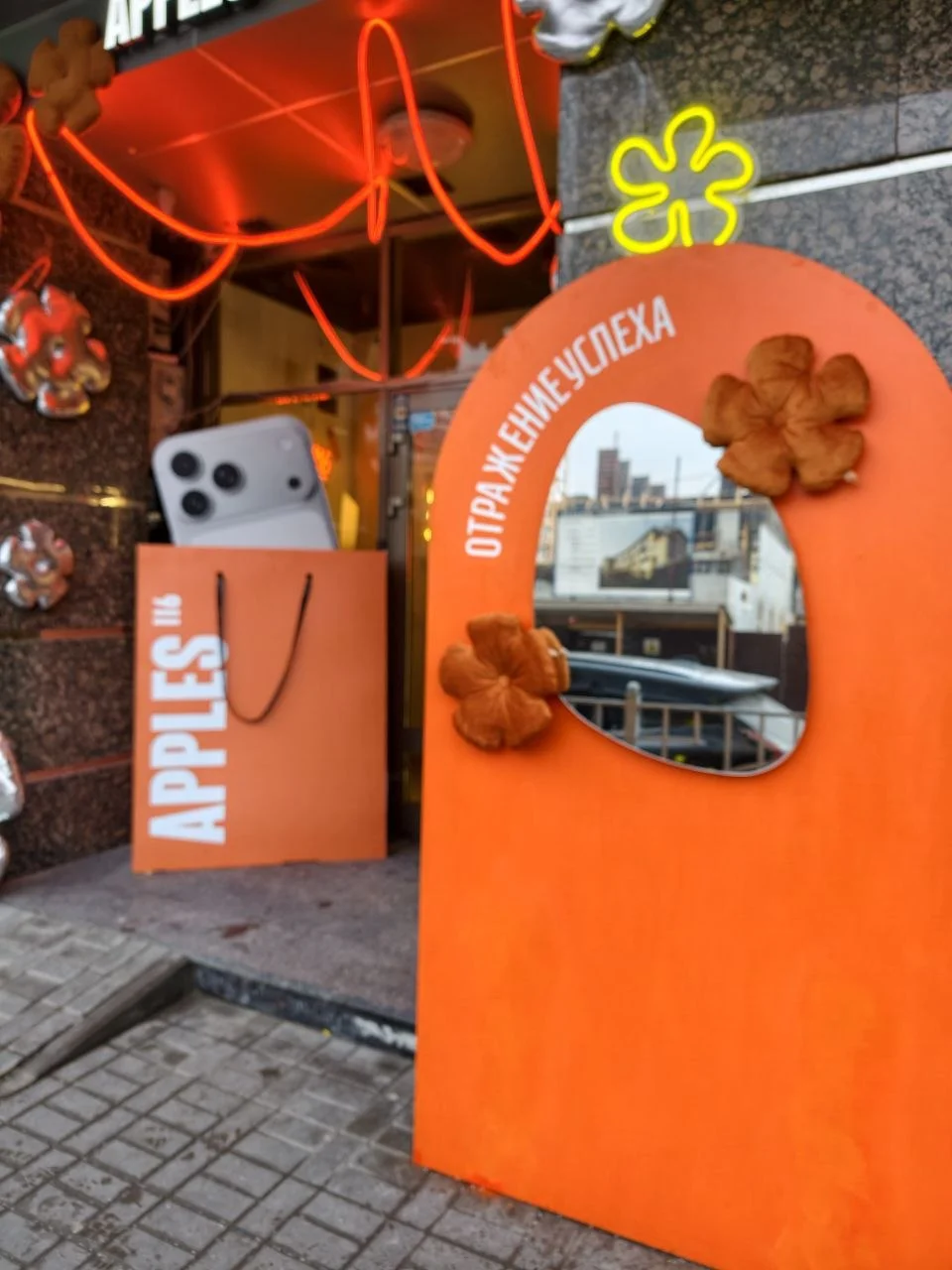 Зеркала на улице Муштари в Казани