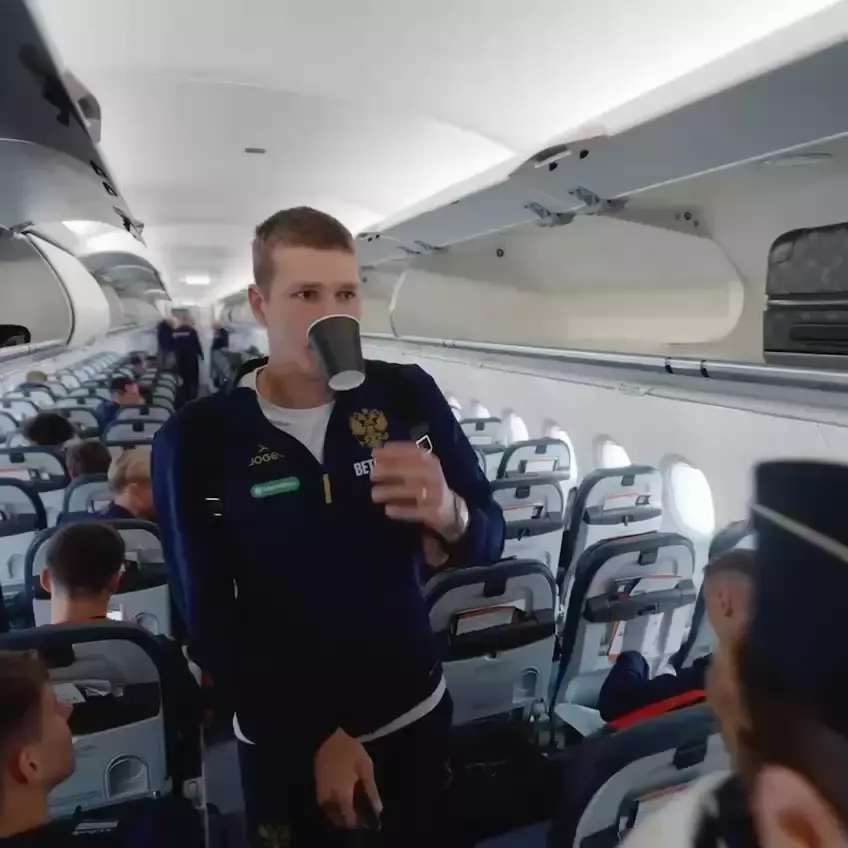 — Пересядь. — Мне уйти, Саш? — Да, уйди