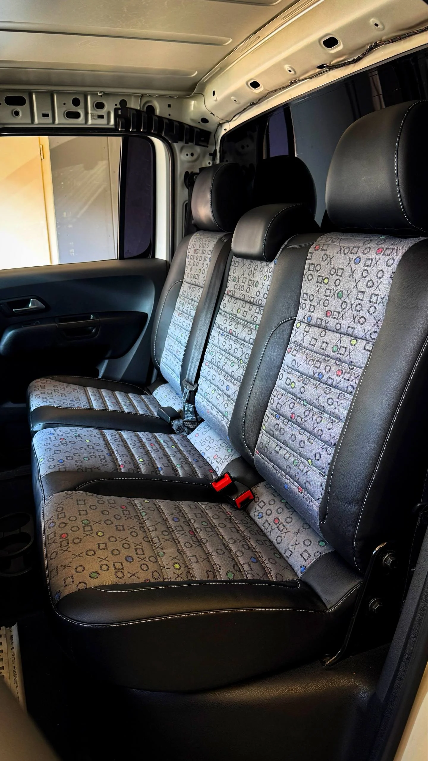 VW Amarok Пошит и установлен комплект каркасных чехлов в категории Silver со вставками жаркарда по