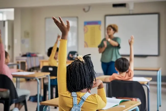 🎒 Бэк-ту-скул разгоняет мировые продажи: в топе электроника, обувь и школьные товары