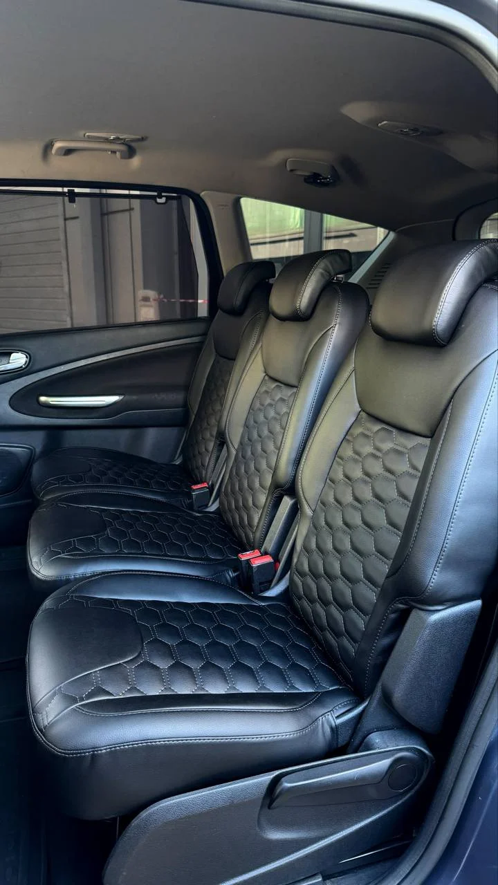 Ford S Max Пошит и установлен комплект каркасных чехлов в категории Silver в черном цвете с