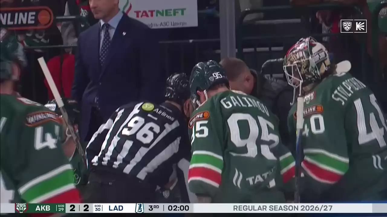 👨‍⚖️ Бывает, что в 🏒 КХЛ и арбитрам достается 🤕