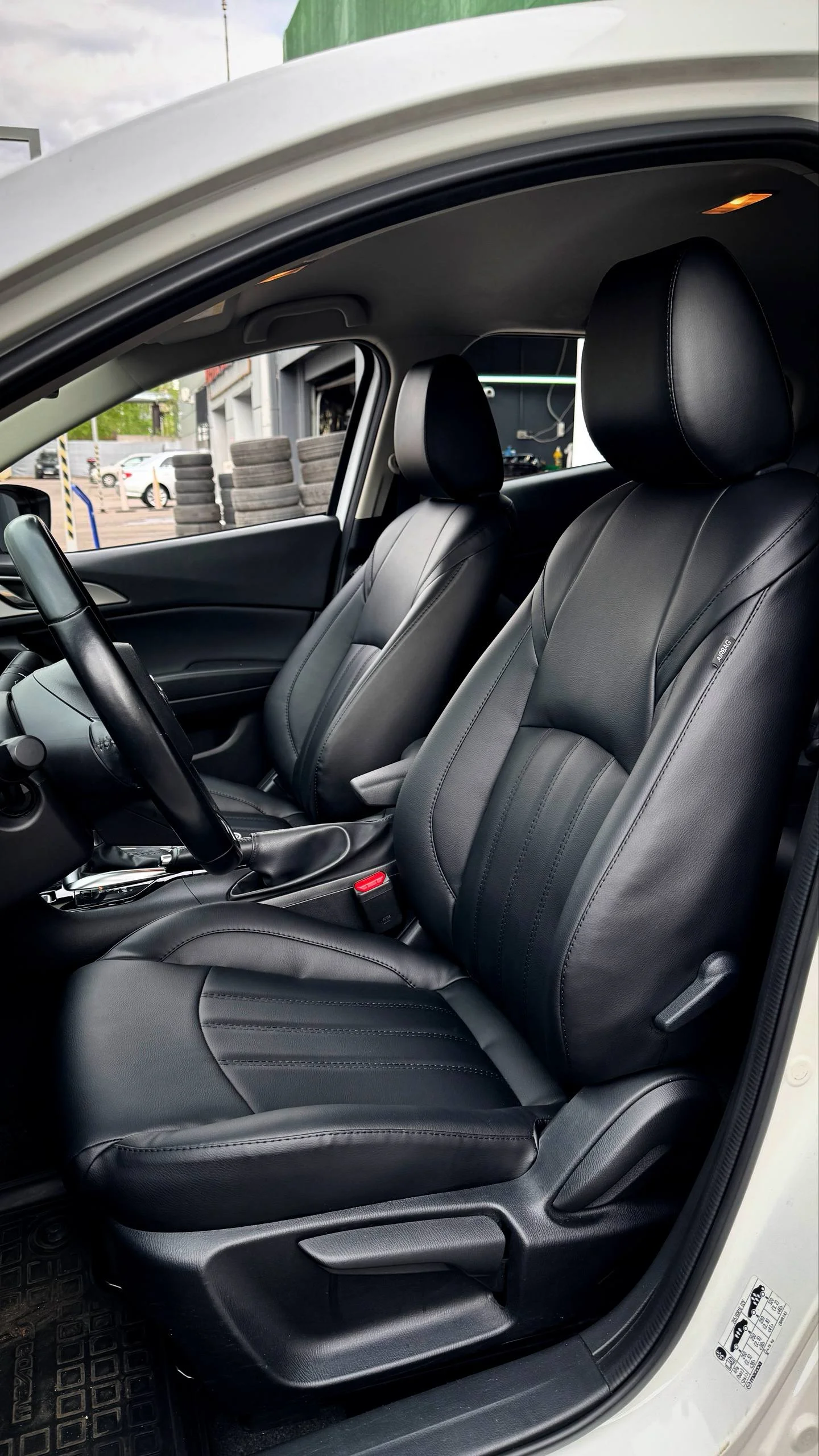 Mazda 3 BM Пошит и установлен комплект каркасных чехлов в категории Solver в классическом черном