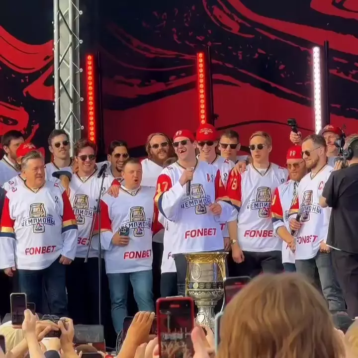 🎤 Форвард 🚂 Локомотива Александр Радулов на 🏆 чемпионском параде, который прошел в Ярославле