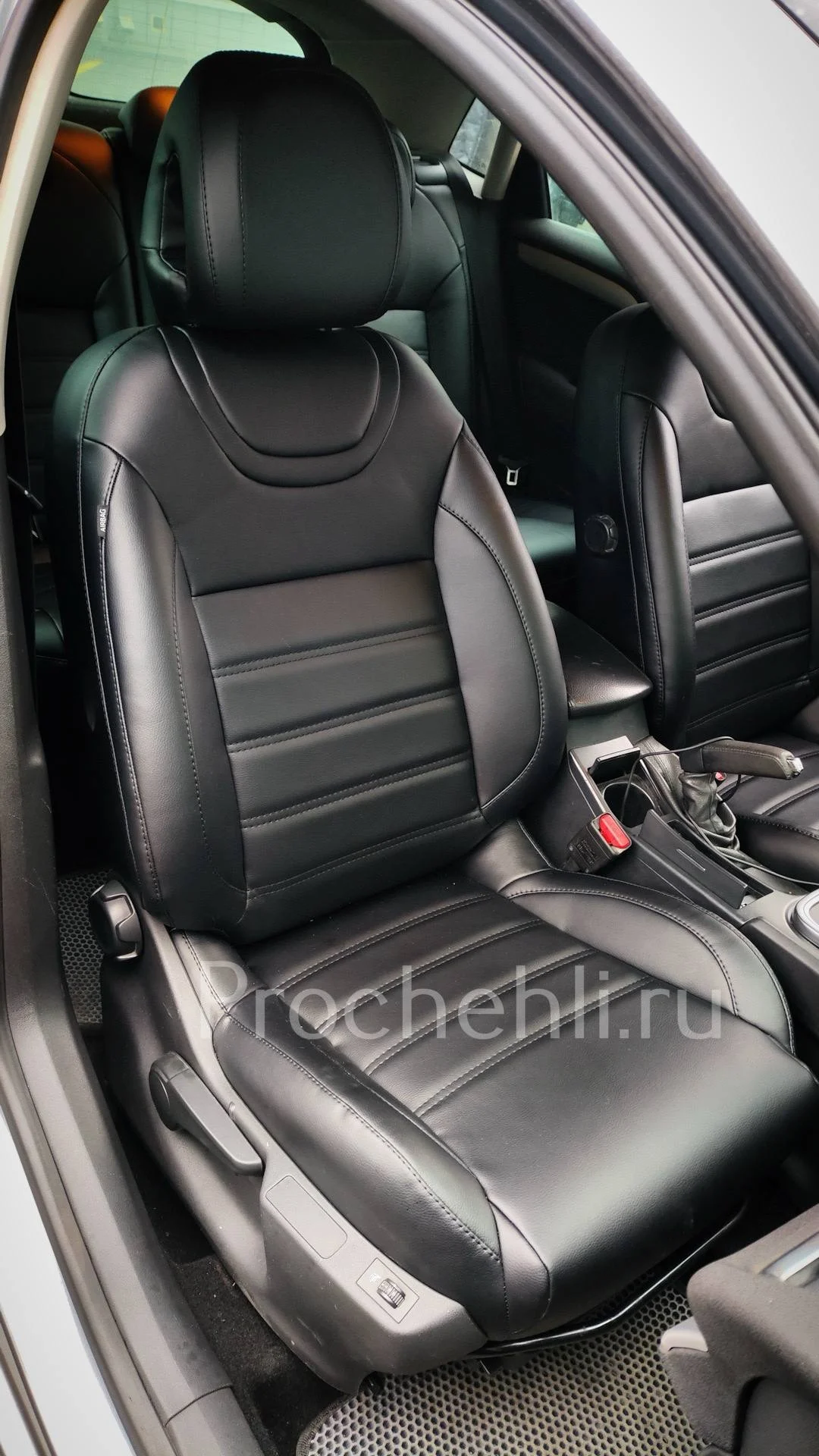 Citroen C4  Пошит и установлен комплект в категории Base+ в классическом черном цвете с черной