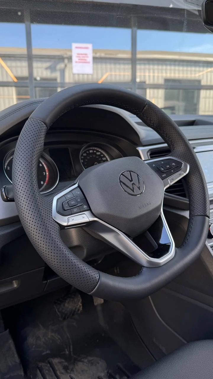 VW Teramont
Полноценный перешив в черную экокожу текстуры Дакота в классическом черном цвете с
