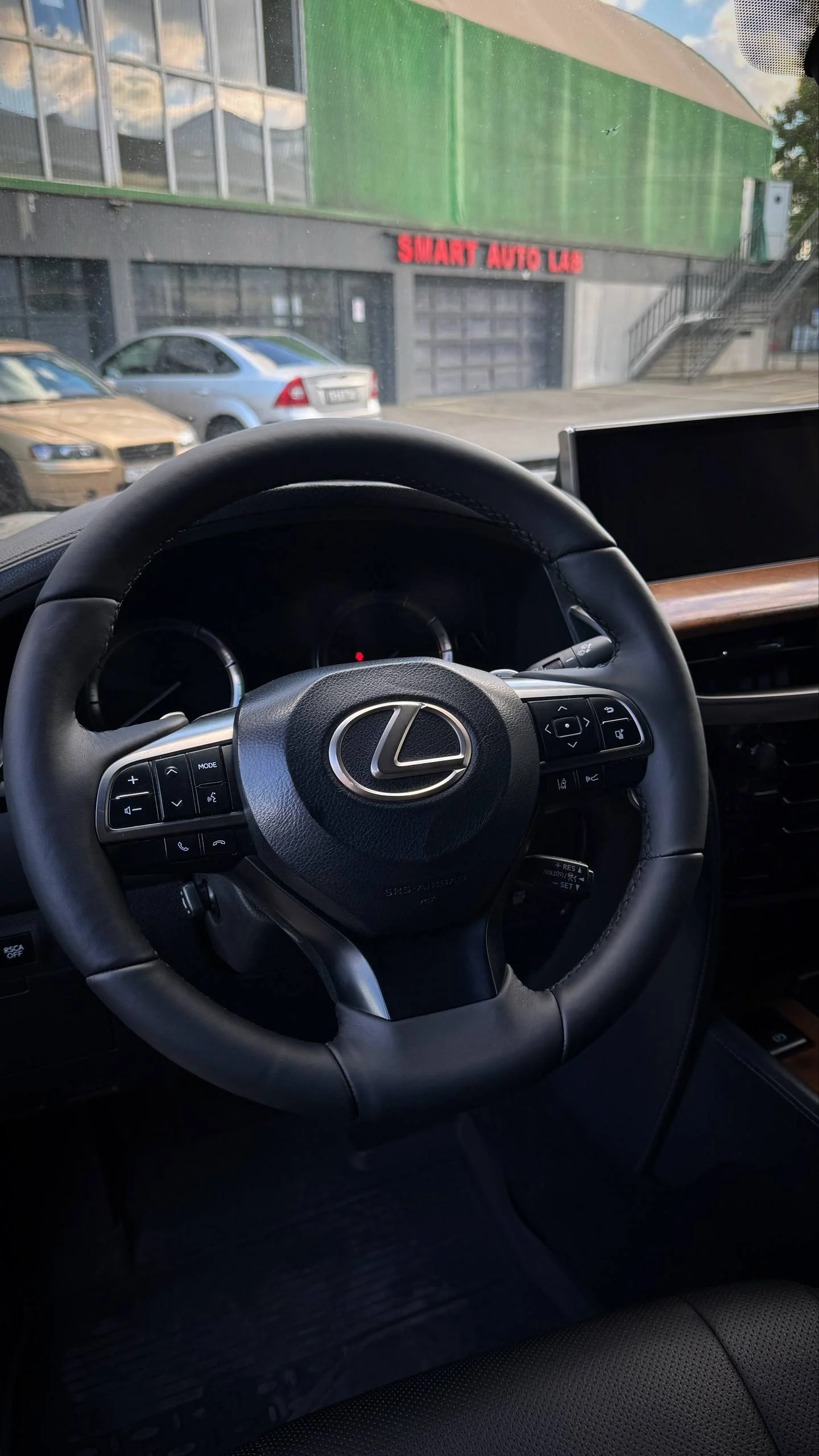 Lexus LX 570 Произвели полную реставрацию поролона водительского сидения, а также правого заднего