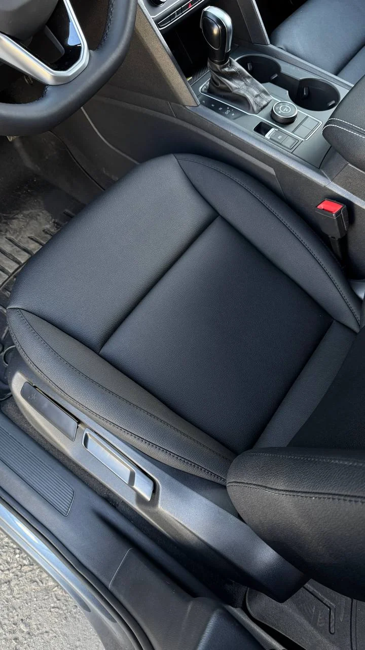 VW Teramont
Полноценный перешив в черную экокожу текстуры Дакота в классическом черном цвете с
