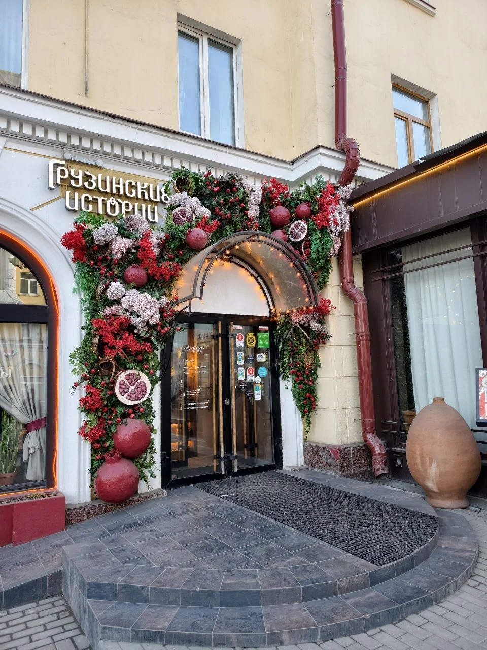 Весна в Казани начала приходить в виде декораций у заведений 🌼