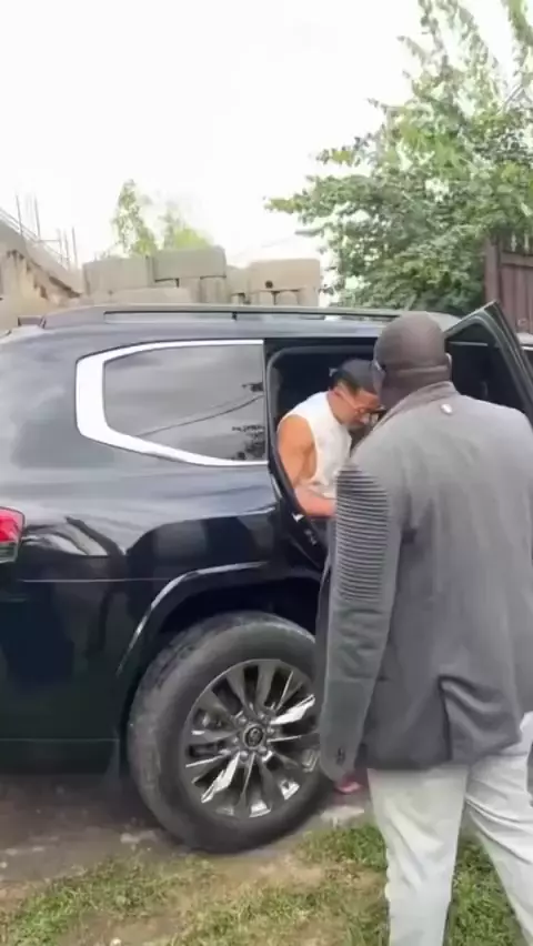 Вильям Салиба, как и положено хорошему внуку, летом отправился на отдых в деревню к бабушке 👏