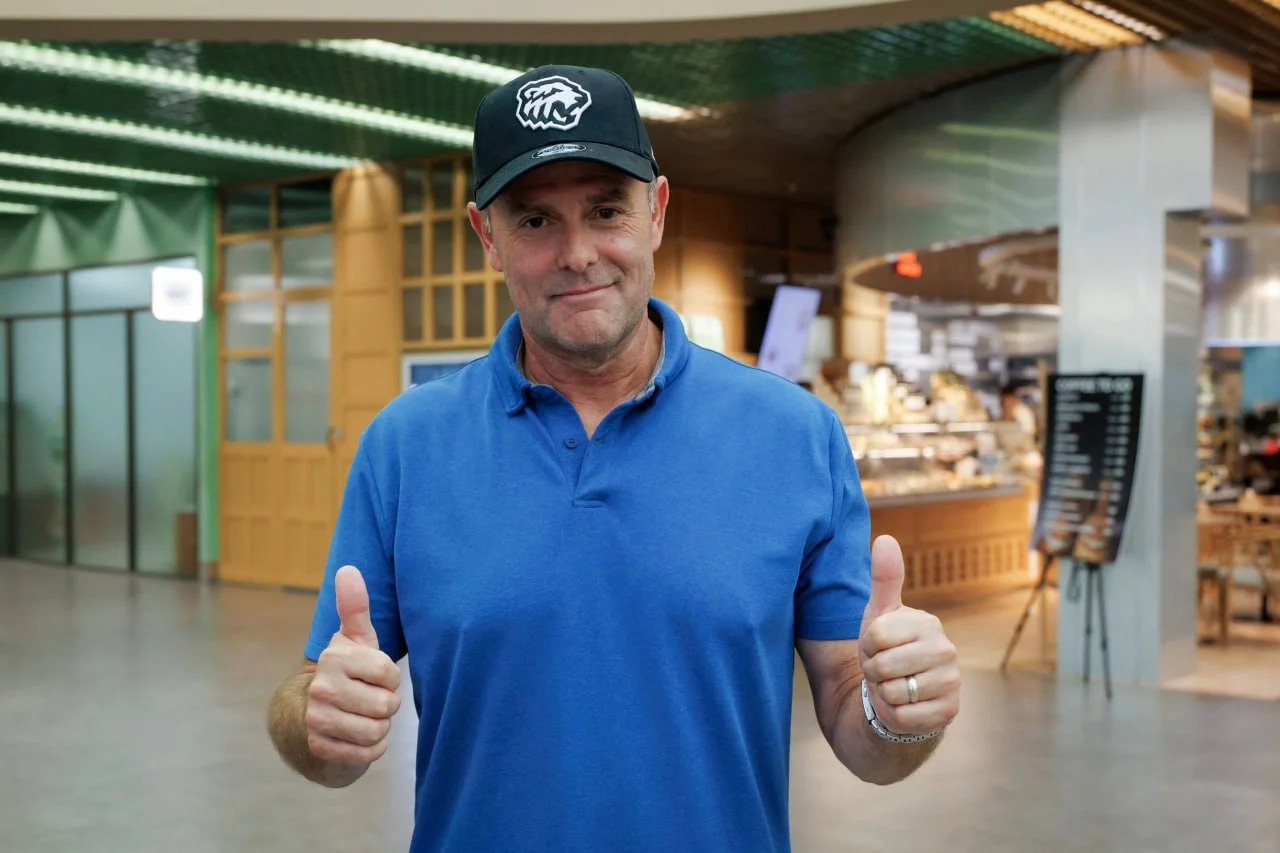 Главный тренер 🚜 Трактора Скотт Гордон прилетел в Челябинск 🛬 🇷🇺