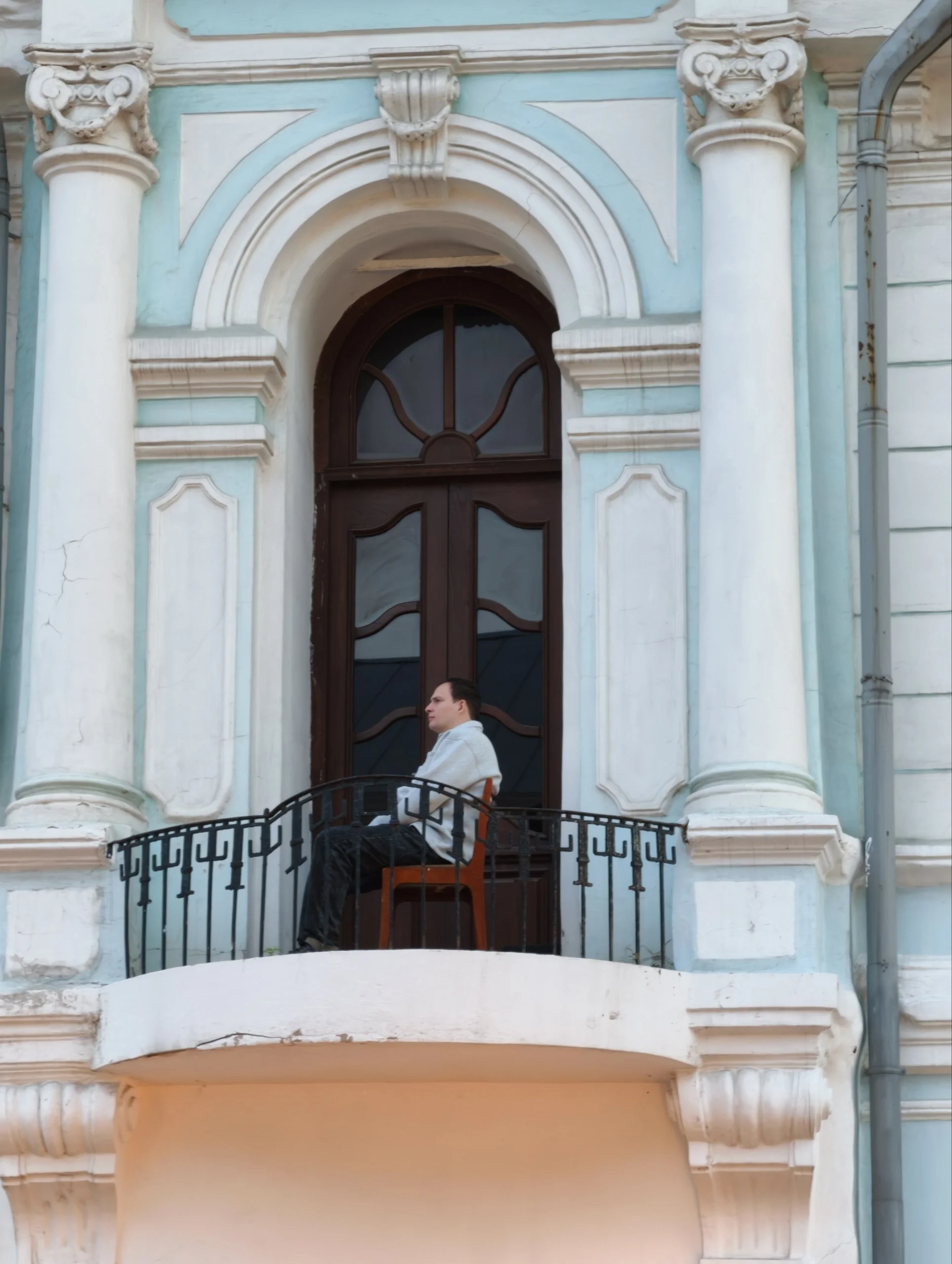 Пожалуй лучшая локация на Баумана, чтобы смотреть представления уличных артистов 😂