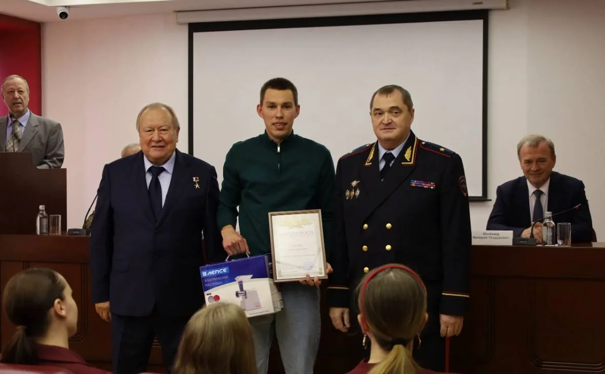 Вратарь клуба по хоккею с мячом Родина обезвредил грабителя, который угрожал ножом кассиру в