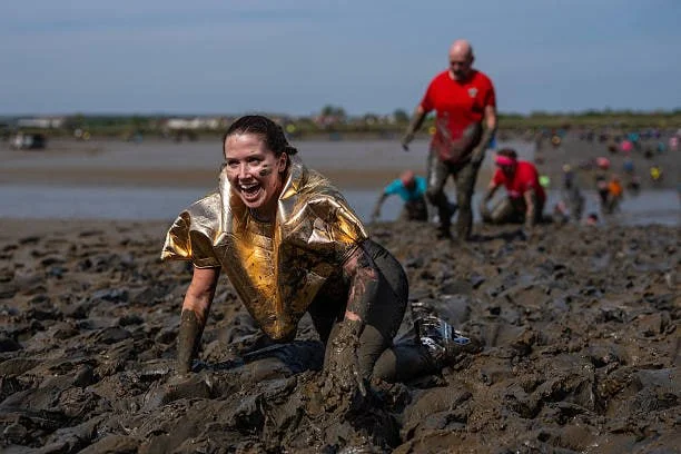 Участники забега Maldon Mud Race 26 апреля 2026 года в Малдоне, Англия