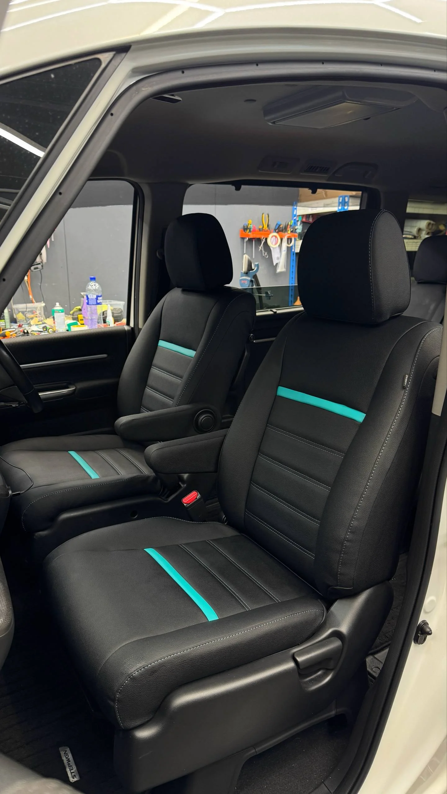 Honda Stepwgn 5 Пошит и установлен комплект в категории Gold в черном цвете