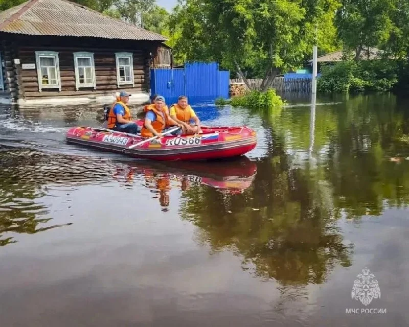 Урал уходит под воду: спасатели вывозят людей на лодках из затопленных сёл