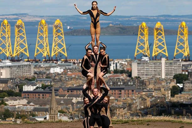Участники шоу Circa Wolf, которое проходит в Underbelly Circus Hub на лугах, проводят фотосессию на